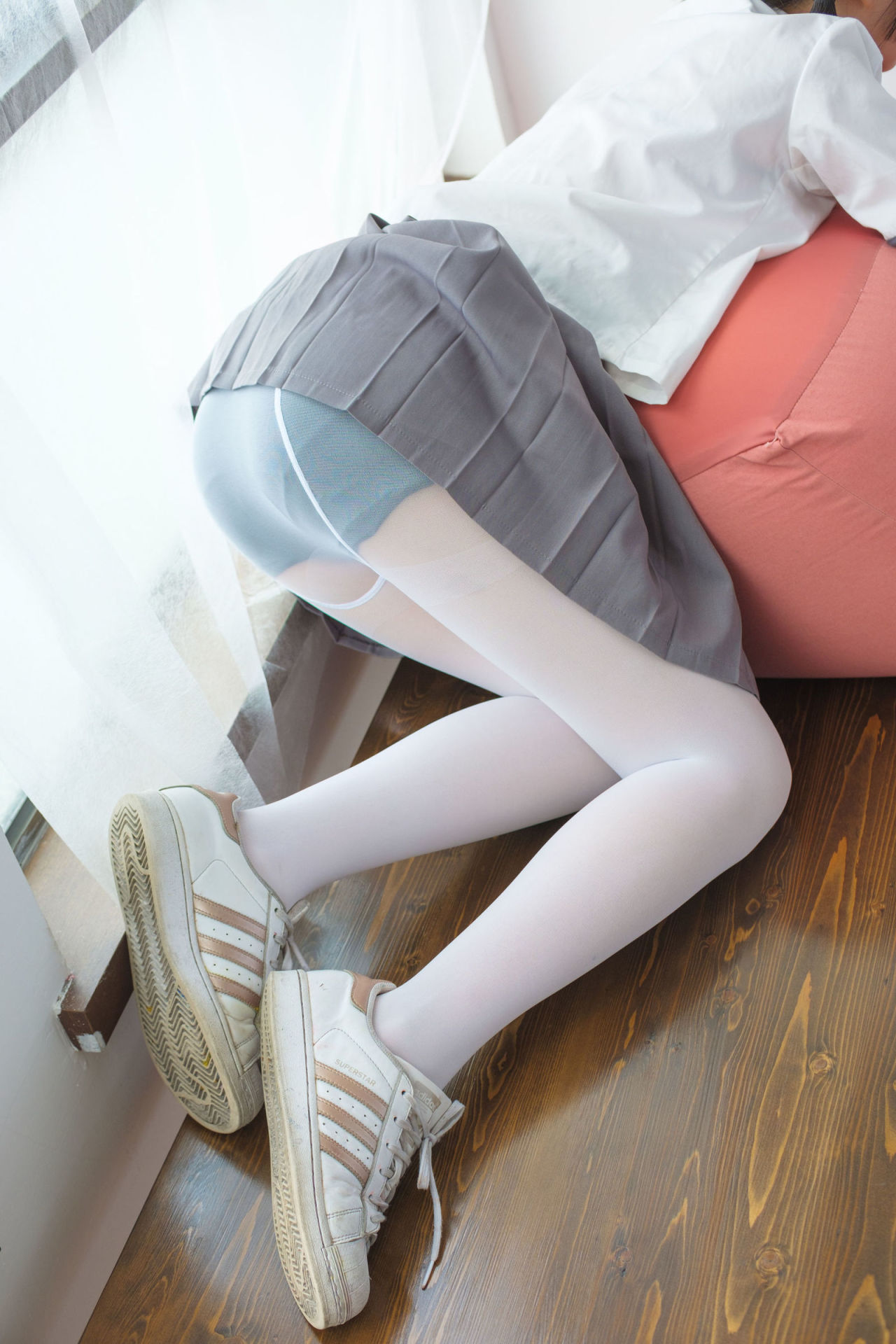 [森萝财团] BETA-026 红色校服肉丝美足少女 萝莉丝袜写真